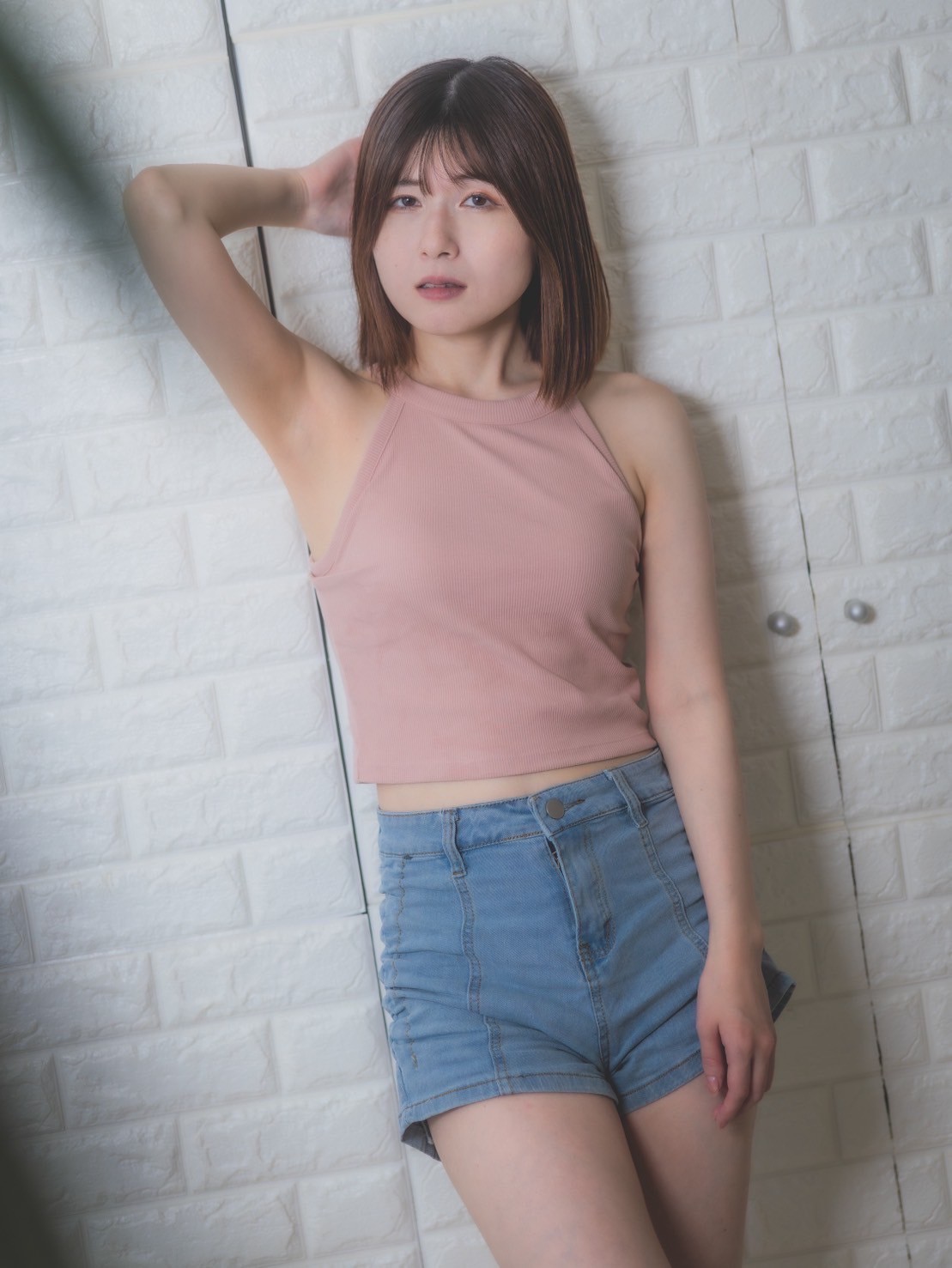 ピンクタンクトップ×デニムショーパン